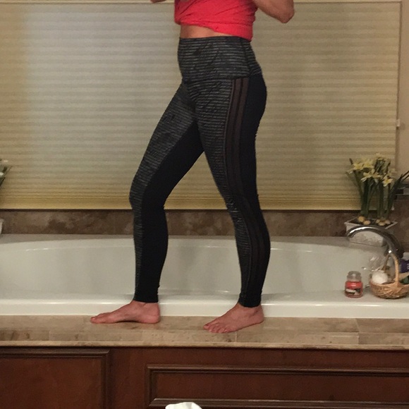 Size 4, high waisted, 7/8 length lulu pants - Picture 3 of 5